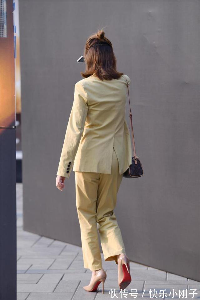 高跟鞋 职场美女一身黄色穿搭，搭配时尚高跟鞋，看上去优雅又大方