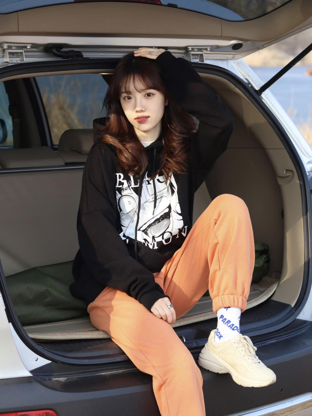 美眉|谁说穿卫衣普通?get这些时髦精必备小技巧,秋季出街告别路人感