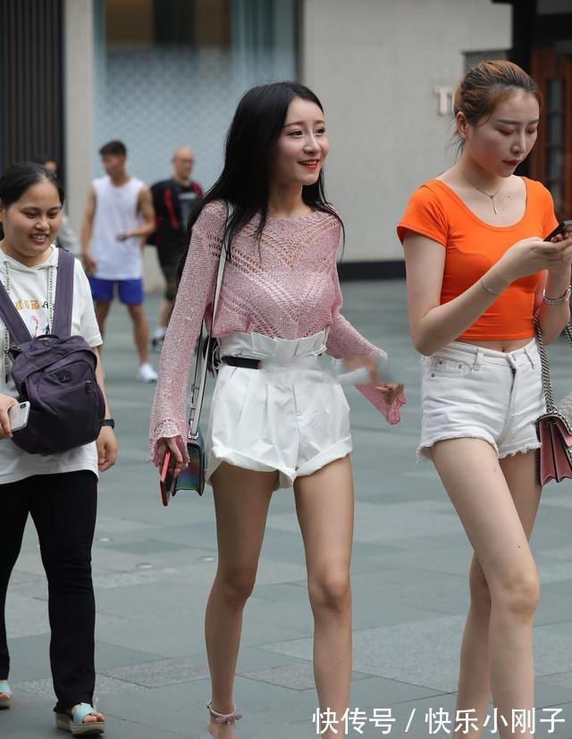 协调|黑色个性短袖搭配蓝色短裤,色彩协调,有助于塑造整体的和谐感