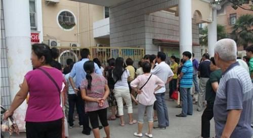 高收入|接娃时间也要“比一比”?高收入家长居然排底层,家长欲哭无泪