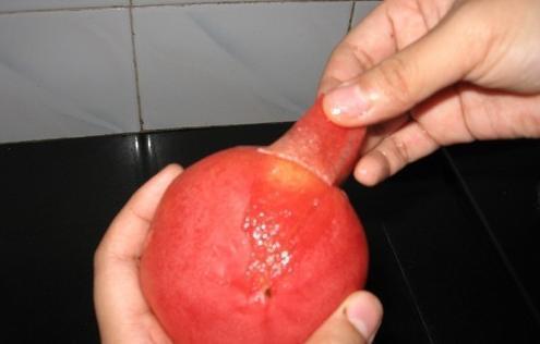 西红柿|不用水煮和火烤，西红柿这样去皮，又快又好简单还方便！