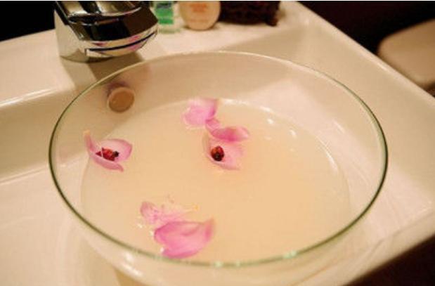 洗脸|每天用淘米水洗脸,现在怎么样了?或许有人不知道淘米水能洗脸