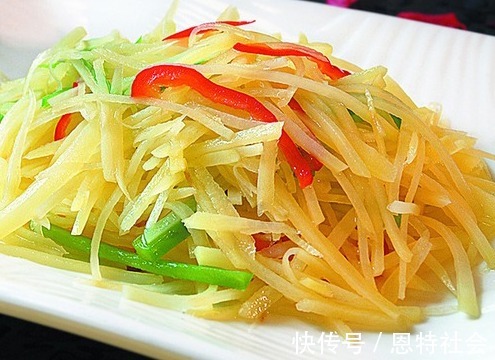 炒土豆丝时，不要急着下锅，加上简单一步，炒出来会更脆更香