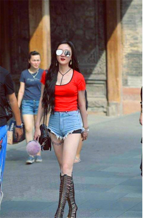 街拍:小姐姐萝莉风的穿搭时尚减龄,精致的小脸,艳如桃李