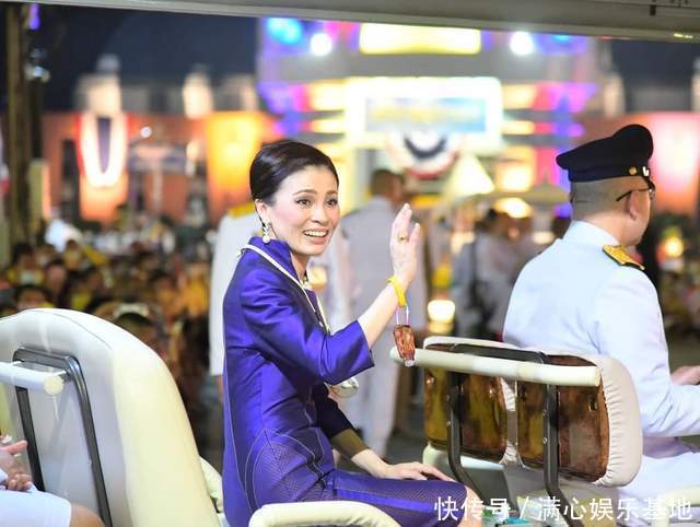 诗妮娜一下车立马跪趴在水泥地不疼吗?比苏提达更卑微,曲线绝了