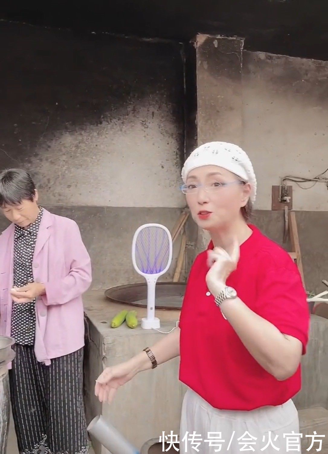 石榴姐|“石榴姐”现身乡村务农,墙上满是烟灰污垢,身价过亿生活仍节俭