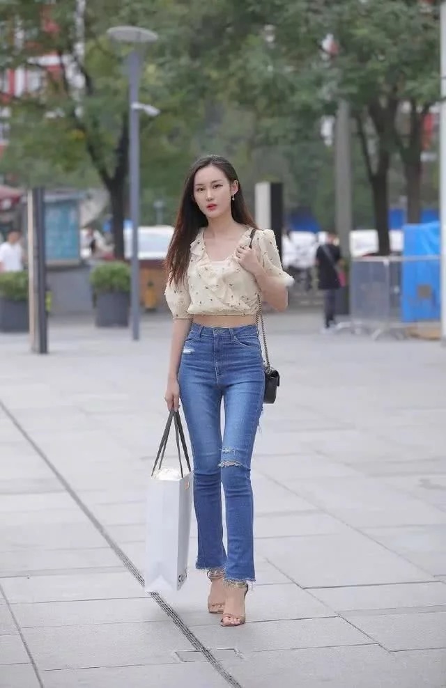 街拍:身材高挑小姐姐,背心搭配牛仔热裤,尽展纤细大长腿