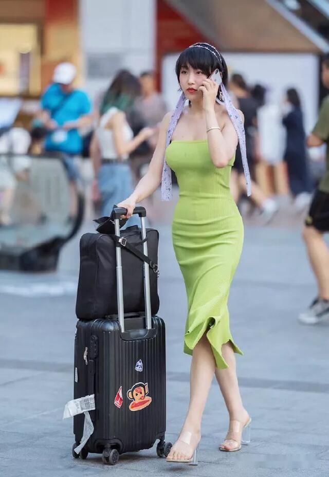 韵味|街拍时尚：女生穿搭高跟鞋，走路都变得韵味十足