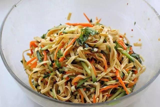 这菜，不炒也不炖，10分钟就做好，1盘不够吃