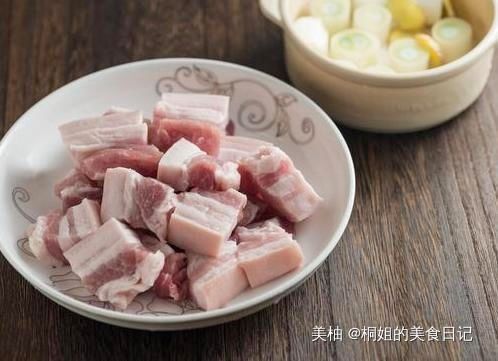 五花肉|30年大厨透露:炖红烧肉,2种调料不能放,否则肉质柴、口感差