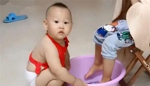 洗脚|2岁弟弟蹲地上给姐姐洗脚，下一秒姐姐的动作，网友：这二胎真惨