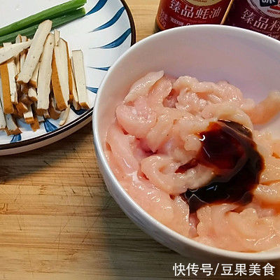 鸡丝炒豆干|年夜饭减脂小炒，鸡丝炒豆干