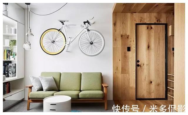 玄关|35㎡小公寓,用自行车做背景墙,躺在书柜上就能晒太阳,好惬意!