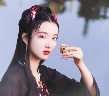 |岑参很轻松一首诗,言语幽默,以小见大宛如一幅风俗画,很有意思