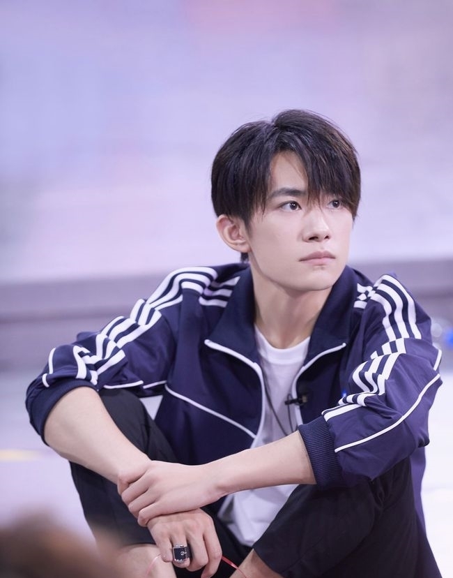 面不改色|孫紅雷吃下綠色冰激凌和豆沙，黃子韜說，他肯定假裝，沒吃芥末