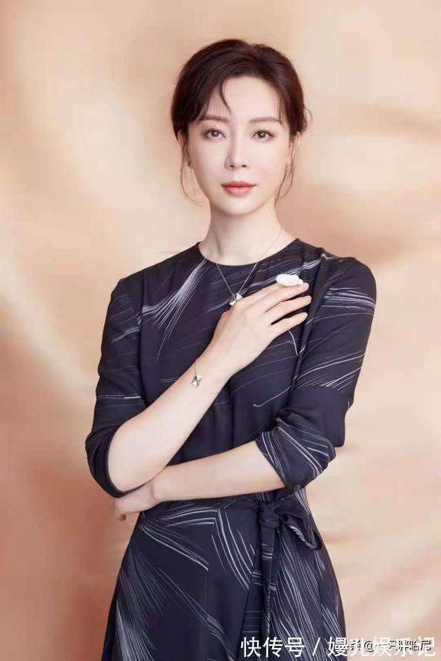 减龄 女人过了45岁尽量别留长发、烫卷发!推荐这5款发型,太减龄