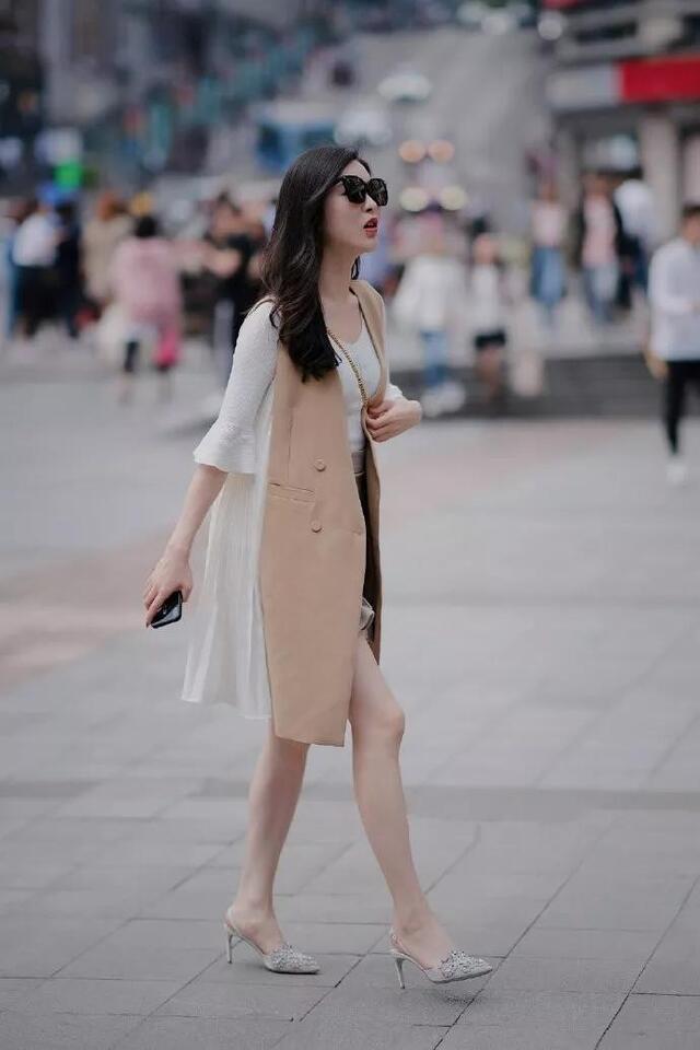 包臀裙|街拍:连衣裙搭配一双尖头的高跟鞋,非常的时尚简约