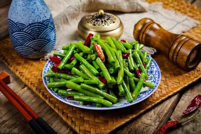 豆角|炒豆角时，焯水过油都不对，大厨教你一招，豆角翠绿软嫩还入味