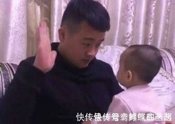 女儿|爸爸假装要打1岁女儿,宝宝随后的举动,萌化了爸爸的心!