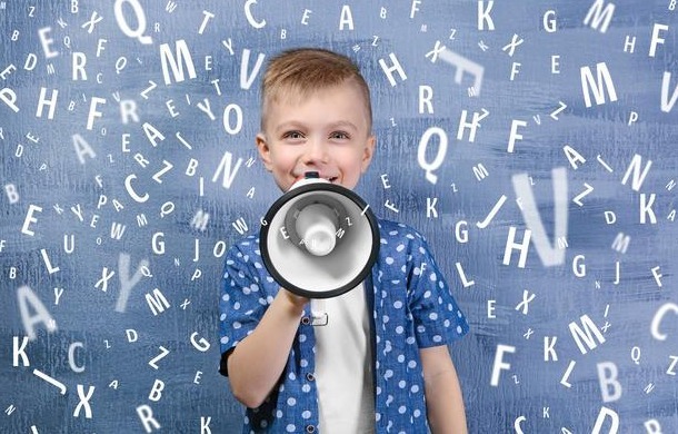 原生家庭|越聪明的孩子越难带,李玫瑾孩子3个“烦人”行为,家长该高兴