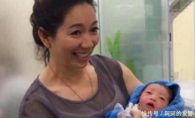 产房|“别看我,看娃”,年轻外婆产房被围观,路人:才生完就溜达了?