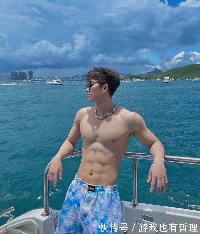 身材|20岁的肌肉“小狼狗”，这结实匀称的身材我可以！