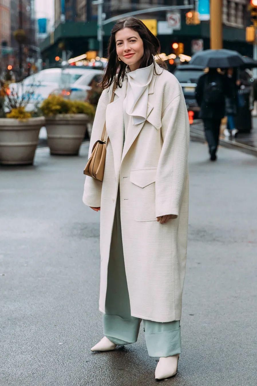  流行|“马丁靴”失宠了？“大衣＋这双鞋”正流行，时髦又显高！