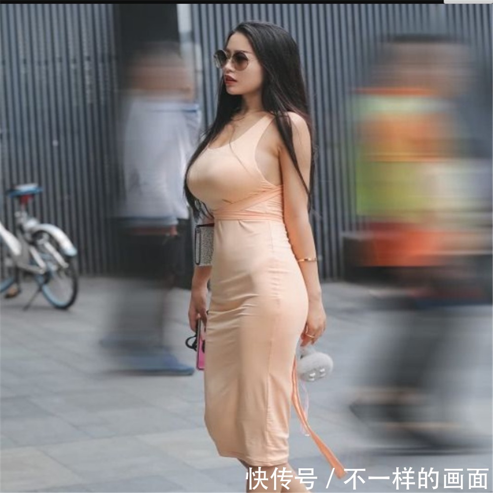 穿搭|穿“无痕”连衣裙的女神,气场波及了整个街区!