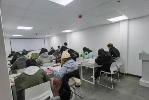 家长们|花十多万补课,孩子成绩不升反降?暑期快到了,那些补课的坑别踩