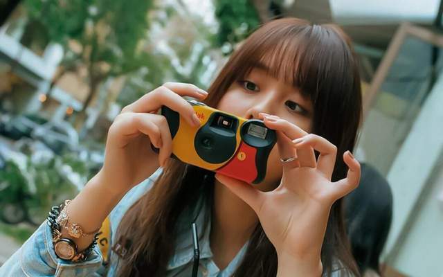 婆婆|儿媳出差去婆家接孩子,全家围桌一起吃饭,唯独儿子一人在旁边!