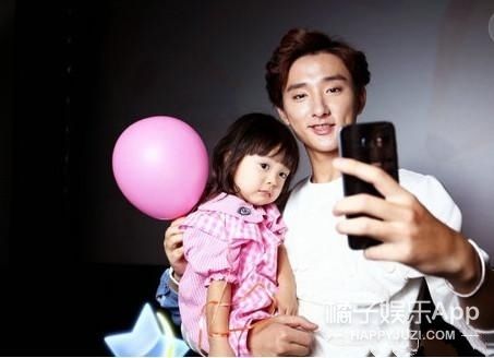 還記得《放開我北鼻》哈琳嗎？她和易烊千璽拍戲了。