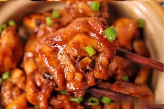 香到舔手指，不加一滴水就能做的——葱油焖鸡