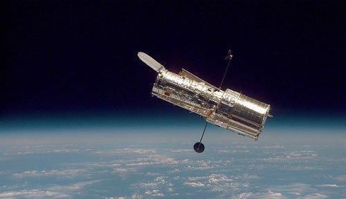 东方红 东方红一号还在轨运行,失去动力50年,它为何“永不落”