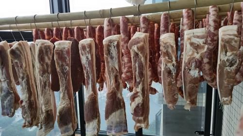  腊肉|做腊肉别只会放盐，多加5种香料，做好的腊肉晶莹剔透，香而不腻