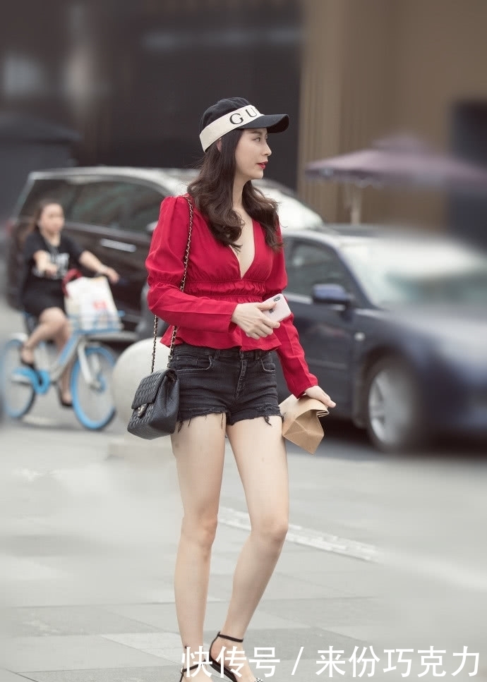 街拍:红色V领衬衣搭配黑色短裤,尽显美女成熟魅力