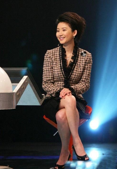 王小丫的这造型绝了，穿波点印花连衣裙搭配丝巾，更显得时尚