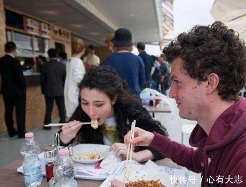 请外国人吃中国菜 上齐后瞬间只剩两盘子