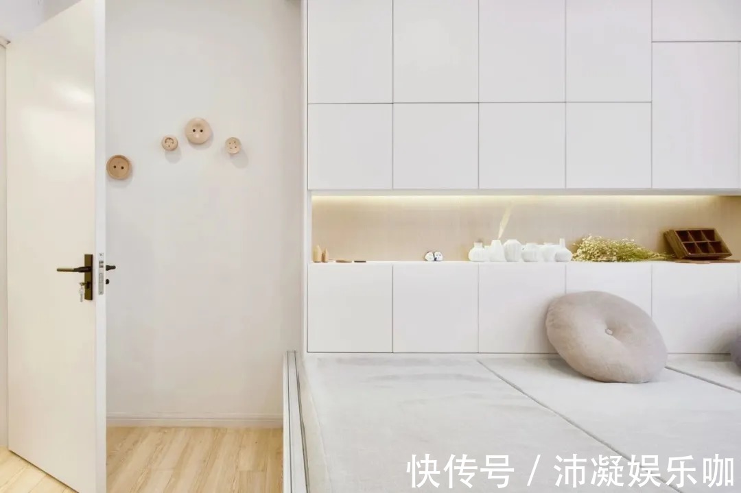 收纳|60㎡简约风小户型,客厅藏张床打开秒变3居室,太机智了!