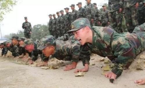 俯卧撑|军人一分钟做多少俯卧撑,才达到合格水平?别小瞧了这个数