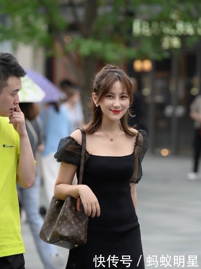 卷发|美女的眼妆很明显,和栗子色的卷发搭配起来很耐看