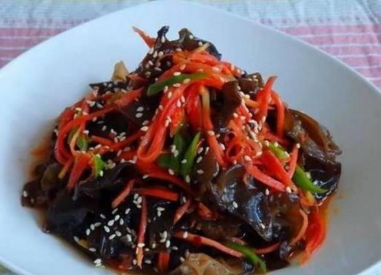 家常菜的一些美味菜肴并不油腻，学会在家制作它们，全家人都胃口大开