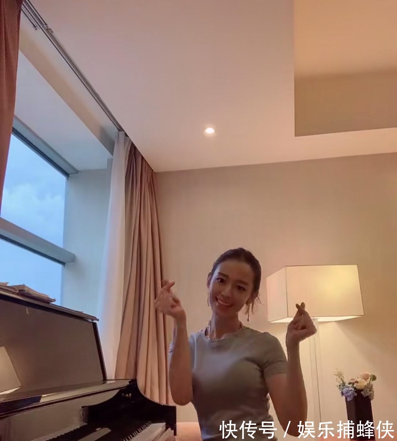 穿搭|吉娜纯素颜弹钢琴，穿灰色T恤侧颜太美，难怪郎朗舍得送DR钻戒
