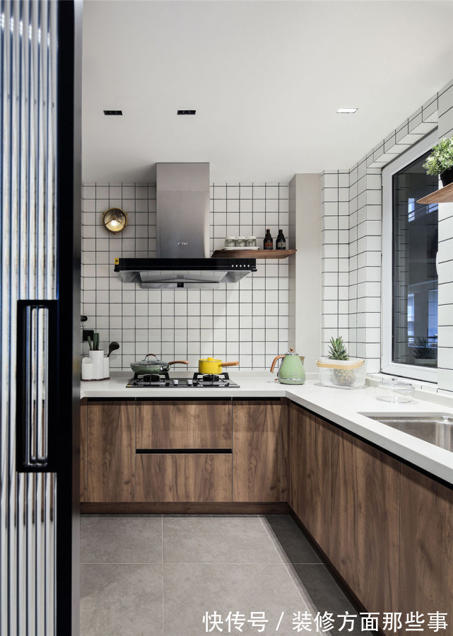 卧室|121平北欧风三居室,客厅没有电视,投影的幕布居然藏在吊顶里