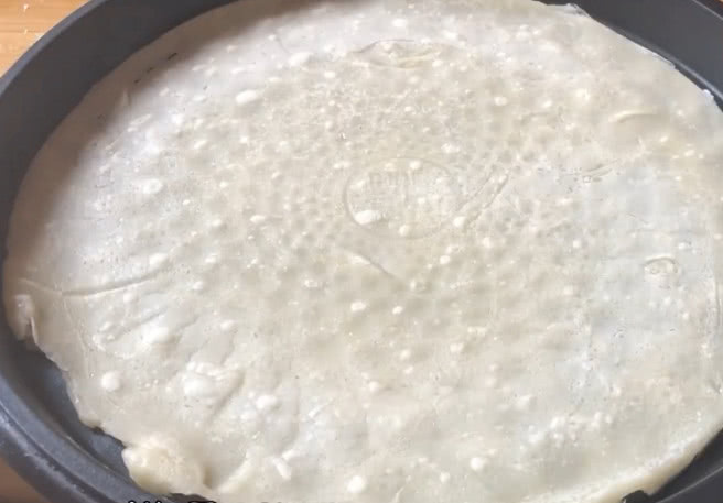 面条不用手擀了,电饼铛就能做,面糊瞬间变面条,比手擀面都好吃