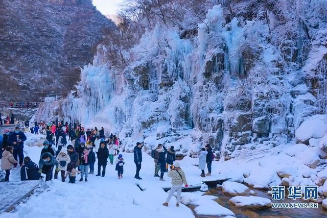 冰瀑|雪山冰瀑雾凇同框，云台山迎来今年首场大雪似仙境