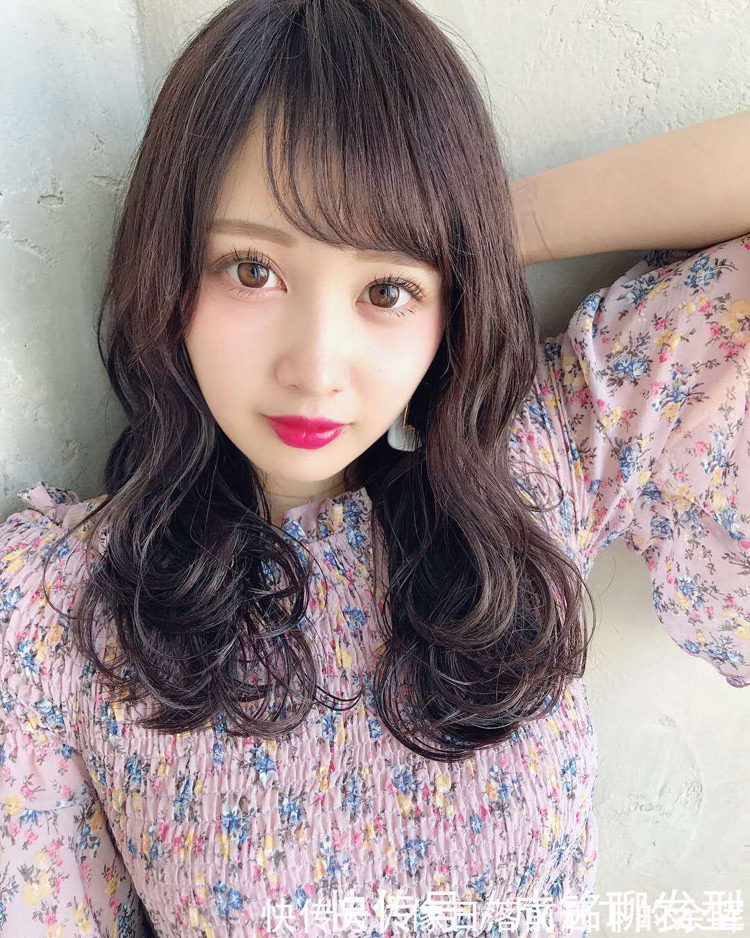 皮肤|染头发什么颜色显肤色白?低调奢华的棕色,减龄时尚永不过时