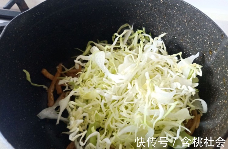 酸辣|包菜和它一起炒，酸辣可口，不比饭店的口味差
