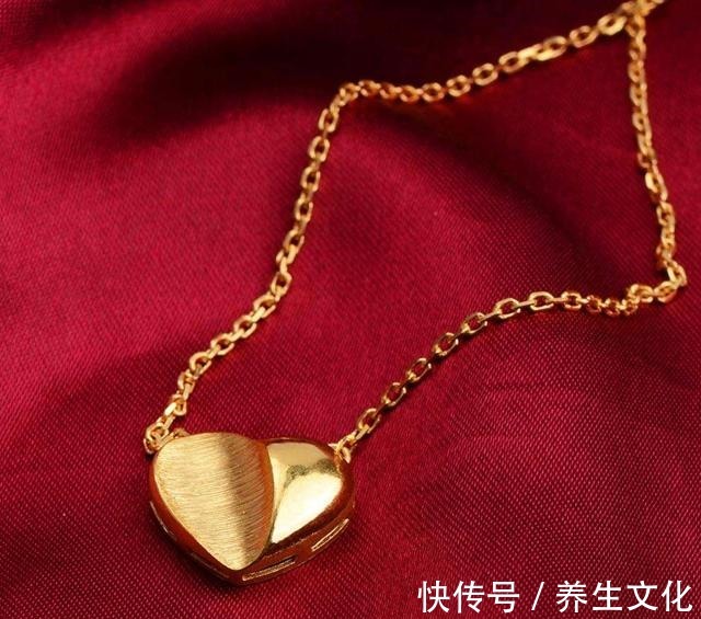 首饰 看看时尚博主、明星达人都是如何保养18k金的!