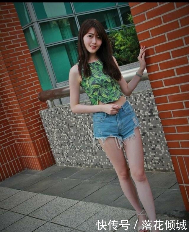 街拍:美女身材苗条,一件露脐装,长腿白皙