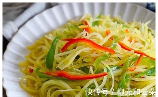 青椒土豆丝|炒土豆丝别直接下锅，大厨教你多做这2步，香脆入味一上桌就吃光！